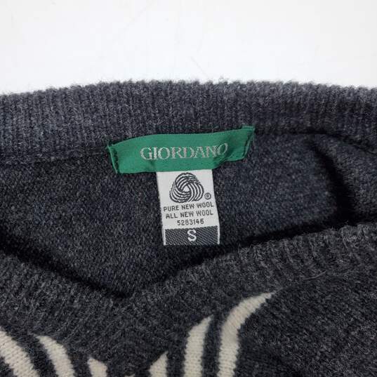 Vintage Giordano Pure Wool Pullover V-Neck Sweater Size S image number 3