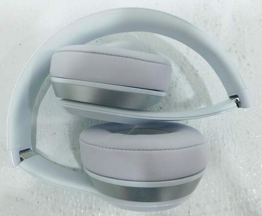 White Beats SOLO Wired Headphones w/ Case image number 3
