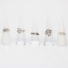 Assortment of 5 Sterling Silver Rings Sizes (4.5, 4.75, 5.5, 6, 6.25) - 9.7g alternative image