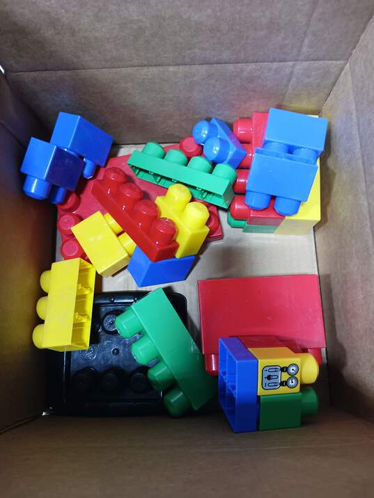 Lot of 4.5lbs of Assorted Building Blocks image number 2