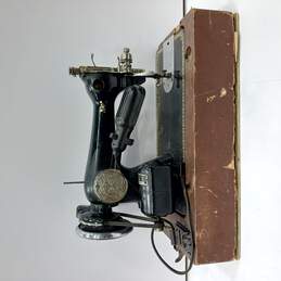 Vintage De Luxe Sewing Machine For Parts/Repair alternative image