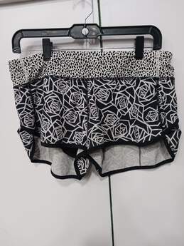 Women's Lululemon Black & White Activewear Shorts Sz 8 alternative image