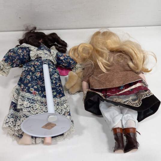 Vintage Pair of Porcelain Dolls image number 4
