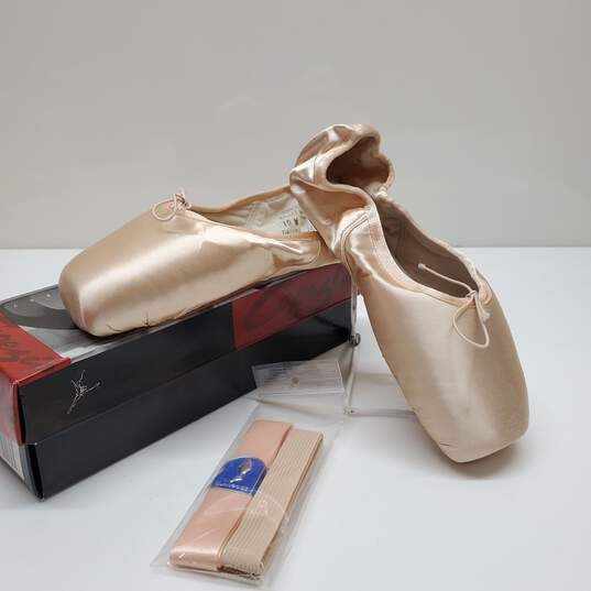 Capezio Women's Ballet Dance Pointe Shoes Size 10W #121 image number 1