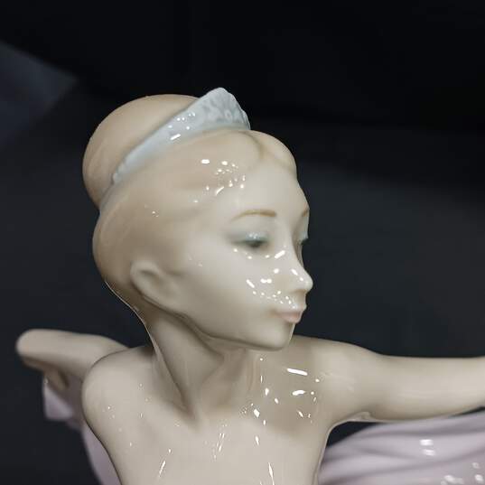Pair of Lladro Daisa Porcelain Figurines Dancer & Gentle Breeze image number 5