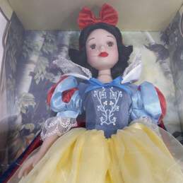 Brass Key Disney Princess Snow White Porcelain Keepsake Doll IOB alternative image