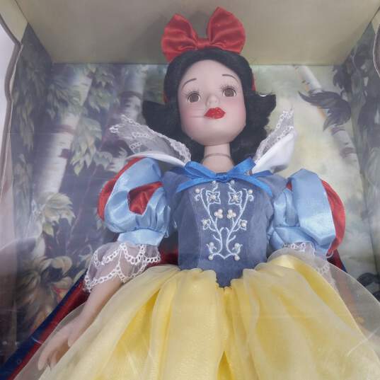 Brass Key Disney Princess Snow White Porcelain Keepsake Doll IOB image number 2