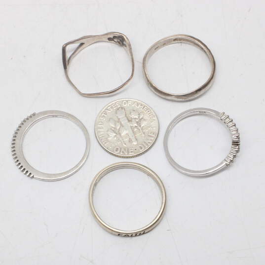 Assortment of 5 Sterling Silver Rings Sizes (6.5, 6.5, 7, 7, 7.75) - 7.4g image number 7