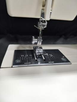 Singer Merrit Model 212 Small Sewing Machine alternative image