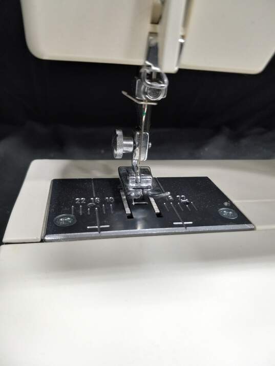 Singer Merrit Model 212 Small Sewing Machine image number 2