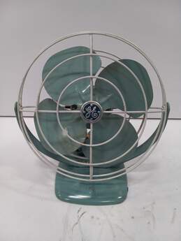 Vintage General Electric Metal Tabletop Fan alternative image