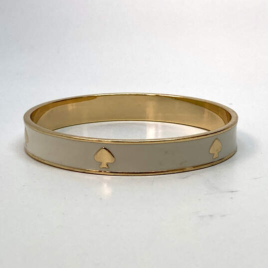Designer Kate Spade Off White Enamel Yellow Gold Plate Bangle Bracelet image number 1