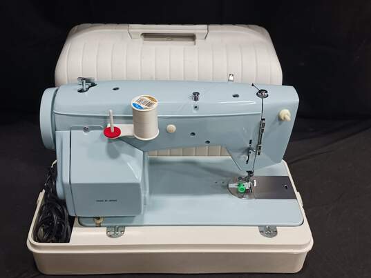 SeamMaster Sewing Machine in Case image number 1