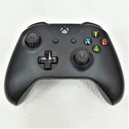 Lot of 2 Microsoft Xbox One Controllers alternative image