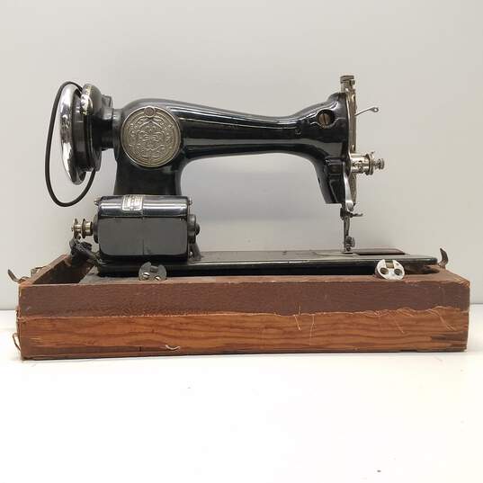 Vintage Singer Universal SA16853 Sewing Machine image number 1