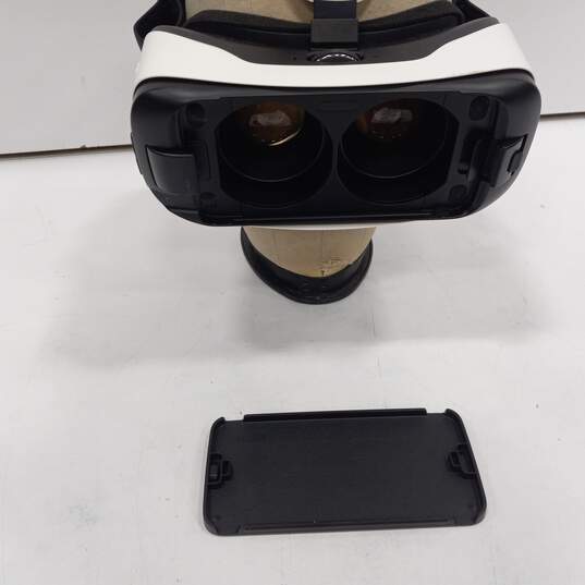 Samsung VR Headset image number 3