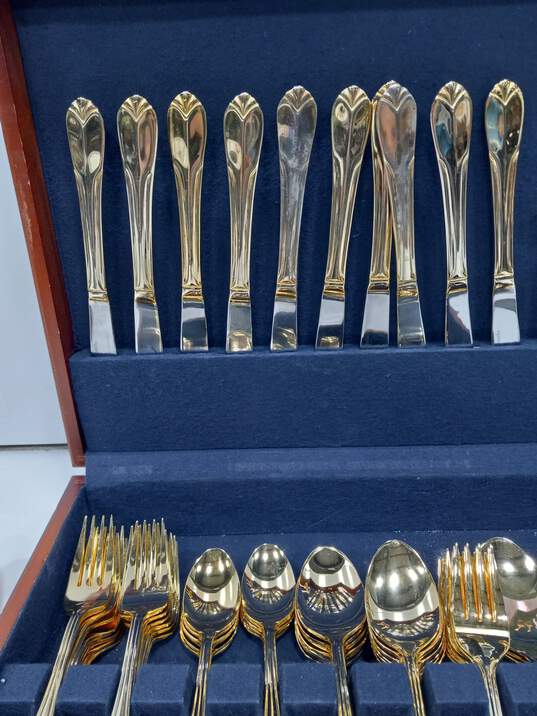 Hampton Silversmiths Gold/Silver Toned Flatware Set in Wooden Case image number 5