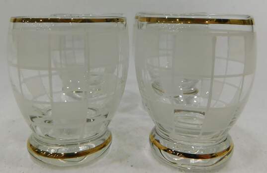 Vntg Small White Checkerd Gold Tone Trim Glass Decanter W/ 4 Shot Glasses image number 5