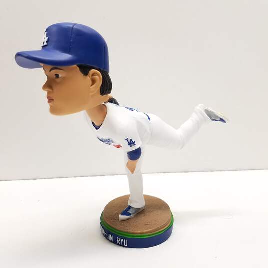 Bobblehead LA Dodgers 2022 Dave Roberts and Hyun-Jin Ryn Collection Bundle image number 4