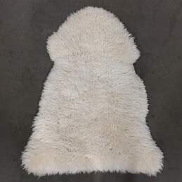 White Tasman Lambskin Rug (35" x 25")