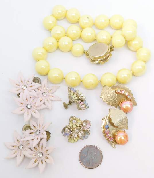 Vintage Colorful Flower Clip-On Earrings & Yellow Iridescent Beaded Necklace 86.6g image number 10
