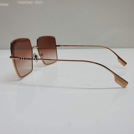 AUTHENTICATED BURBERRY LONDON B3133 'DAPHNE' SUNGLASSES image number 4