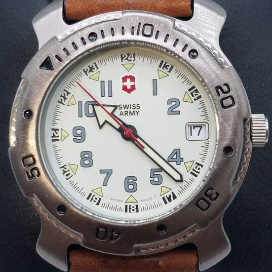 Swiss Army 36mm Case Diver with Brown leather strap Men's Stainless Steel Quartz Watch image number 1