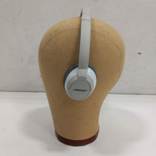 Bose OE2 Headphones w/Black Leather Case image number 2