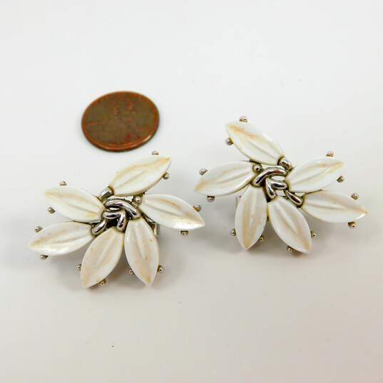Vintage Crown Trifari Silvertone White Plastic Leaves Cluster Clip On Earrings 17.8g image number 5