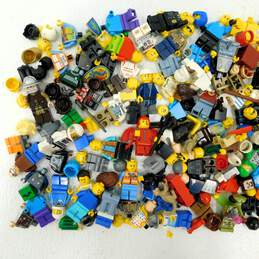 10oz Lego Mini Figure Mixed Lot alternative image