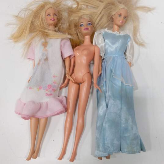 Vintage Bundle of Six Barbie Dolls with Carry Case image number 3