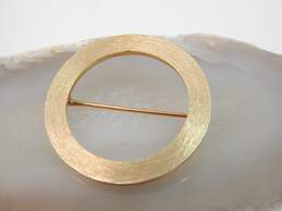 Vintage 14K Yellow Gold Brushed Open Circle Brooch 3.5g alternative image
