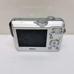 Nikon Coolpix P2 Digital Camera 5.1 MP 3.5x Optical Zoom Silver alternative image