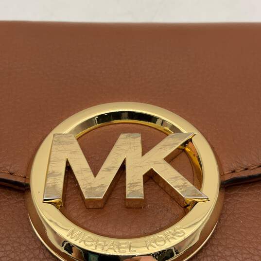 Michael Kors Womens Brown Margo Leather Adjustable Strap Charm Crossbody Bag image number 4