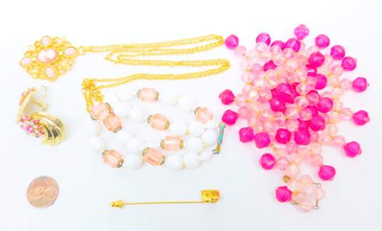 VNTG Gold Tone Pink & White Mid Century Beaded Jewelry image number 7