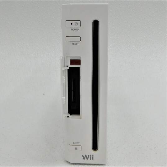 Nintendo Wii With 1 Controller and 2 Games image number 2
