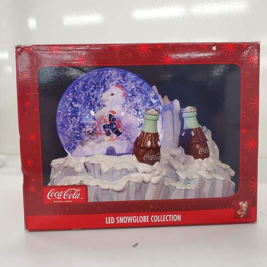 Coca-Cola LED Snowglobe Polar Party image number 5