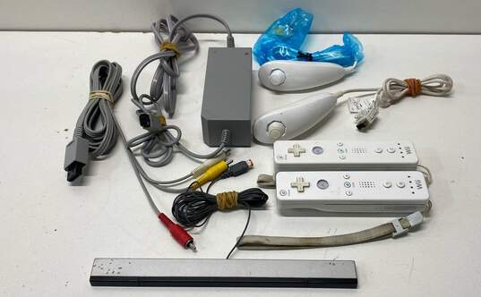 Nintendo Wii Console W/ Accessories image number 6