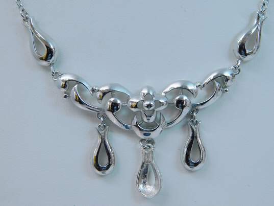 Vintage Crown Trifari Silvertone Flower Abstract Swirls & Teardrop Charms Pendant Necklace 10.7g image number 3