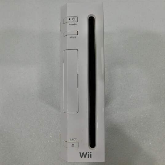 Nintendo Wii w/ 2 Controllers 2 Games image number 2