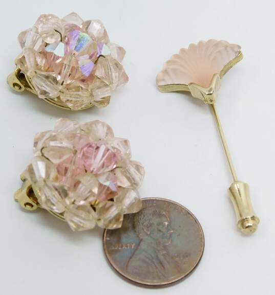 Vintage Whiting & Davis & Fashion Pink & Gold Tone Clip-On Earrings & Stick Pin Brooch 17.4g image number 6