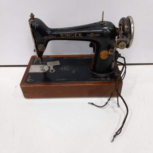 Antique Singer Sewing Machine/Case image number 3