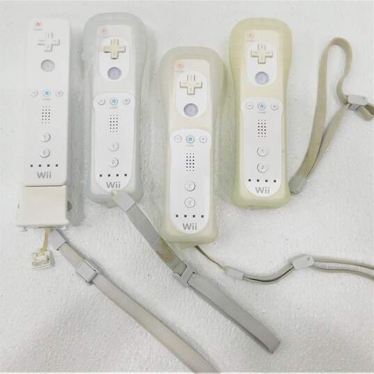 Nintendo Wii With 2 Games, 4 Controllers, 4 Nunchucks Just Dance 2017 image number 6