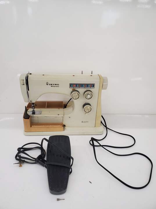 VTG Viking 6010 Sewing Machine Parts/repair image number 1