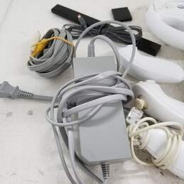 Mixed Lot of Nintendo Wii Accessories alternative image