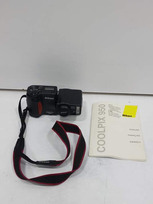 Black Nikon Coolpix E 950 Digital Camera W/Instructions image number 1