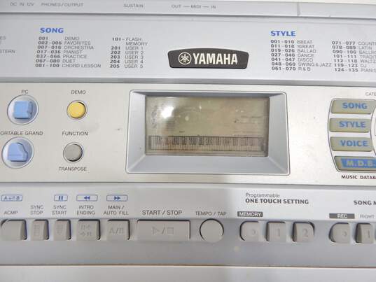 Yamaha Model DGX-202 Electronic Keyboard/Piano w/ Yamaha Power Adapter image number 4