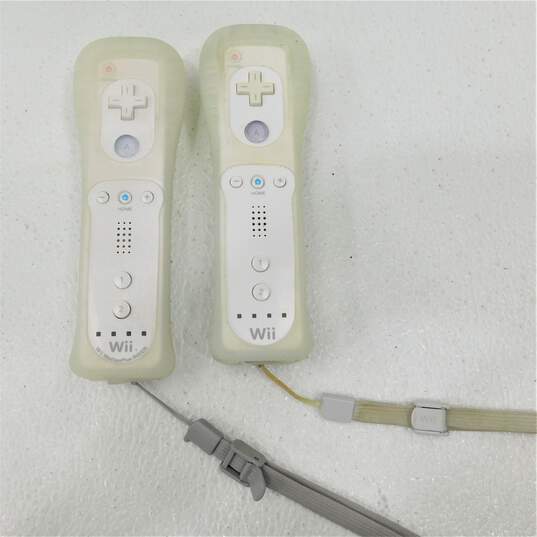 Nintendo Wii With 2 Controllers and 2 Nunchucks image number 5