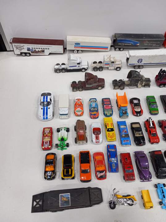 Lot of Hot Wheels Cars and Semi Trucks image number 4