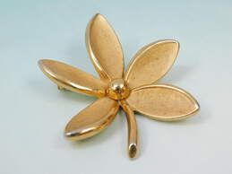 Vintage goldtone trifari crown flower brooch